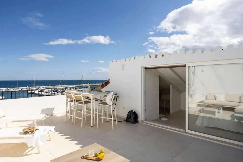 Penthouse z widokiem na marinę w Marbelli — zdjęcie