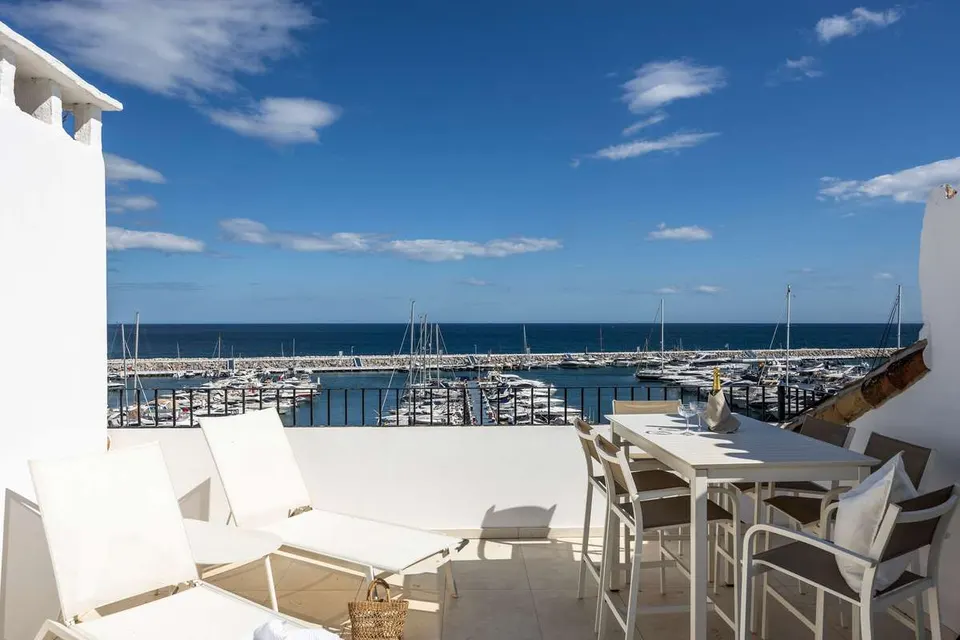 Penthouse z widokiem na marinę w Marbelli — zdjęcie