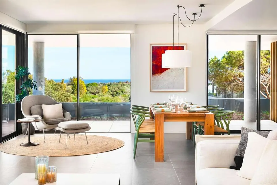 Apartament z prywatnym ogrodem w Sotogrande — zdjęcie