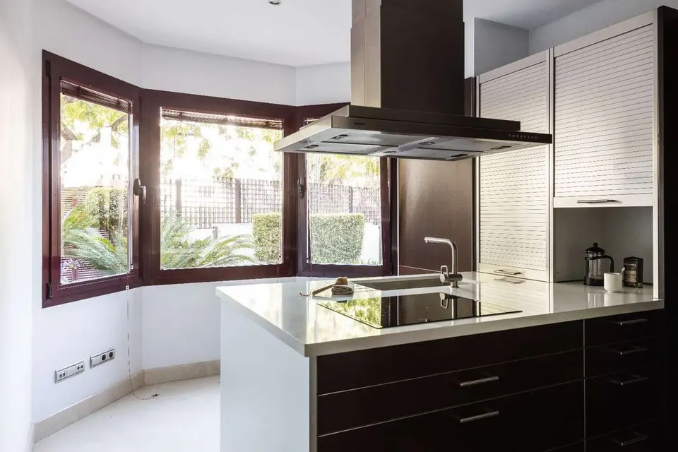 Apartament z prywatnym ogrodem w Marbelli — zdjęcie