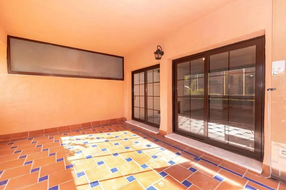 Apartament z widokiem na morze w Esteponie — zdjęcie