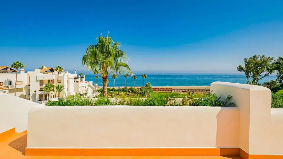 Penthouse przy plaży w Esteponie — zdjęcie