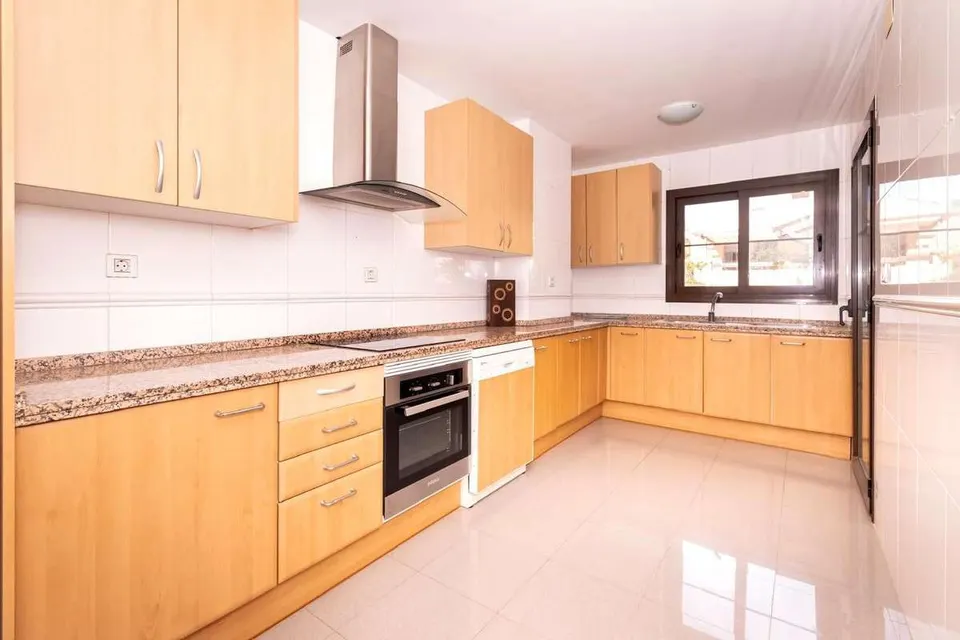 Apartament z widokiem na morze w Esteponie — zdjęcie