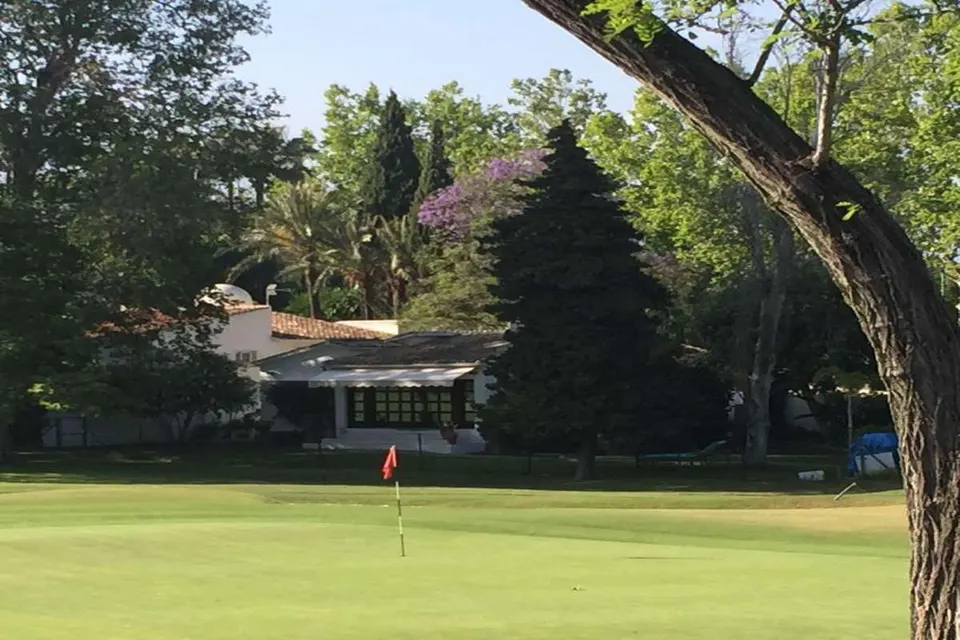 Dom szeregowy przy polu golfowym w Marbelli — zdjęcie