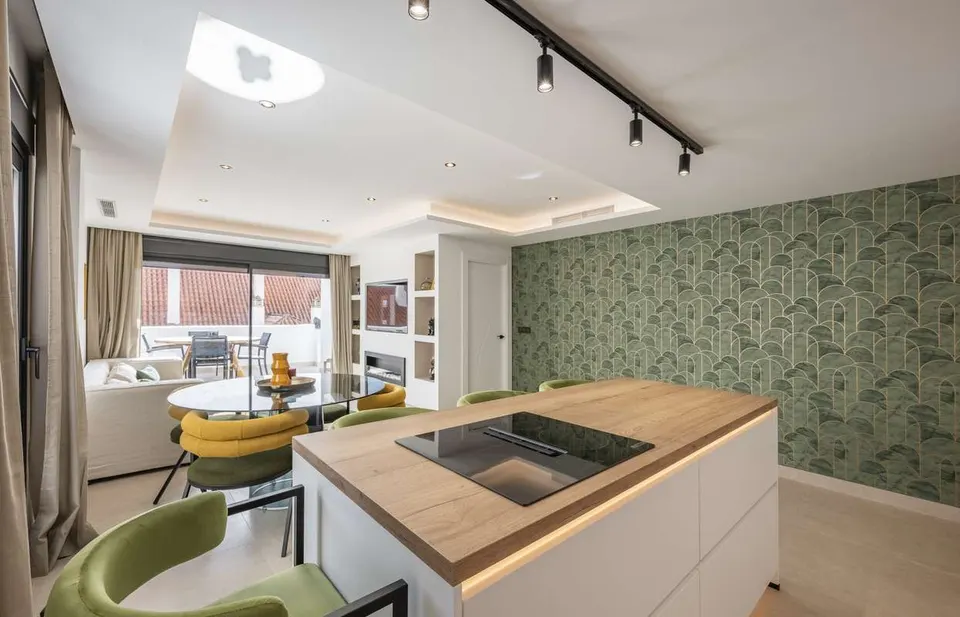 Apartament z kominkiem w Marbelli — zdjęcie