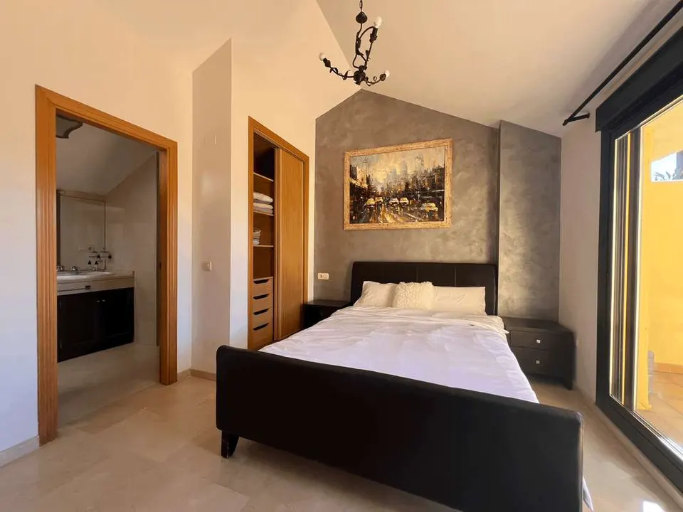 Apartament z basenem w Esteponie — zdjęcie