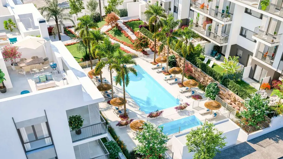 Penthouse z basenem w Esteponie — zdjęcie