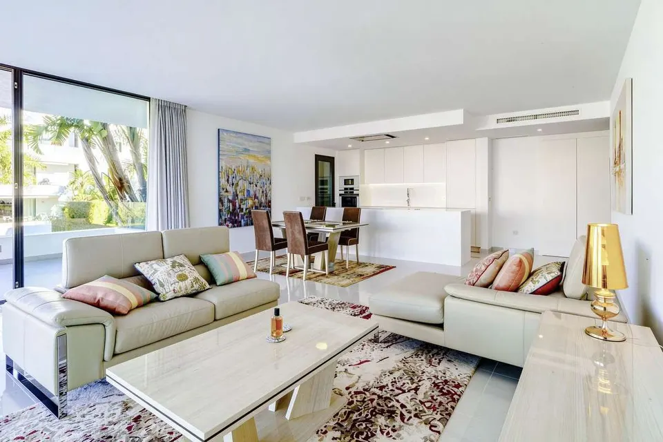 Apartament z tarasem w Esteponie — zdjęcie