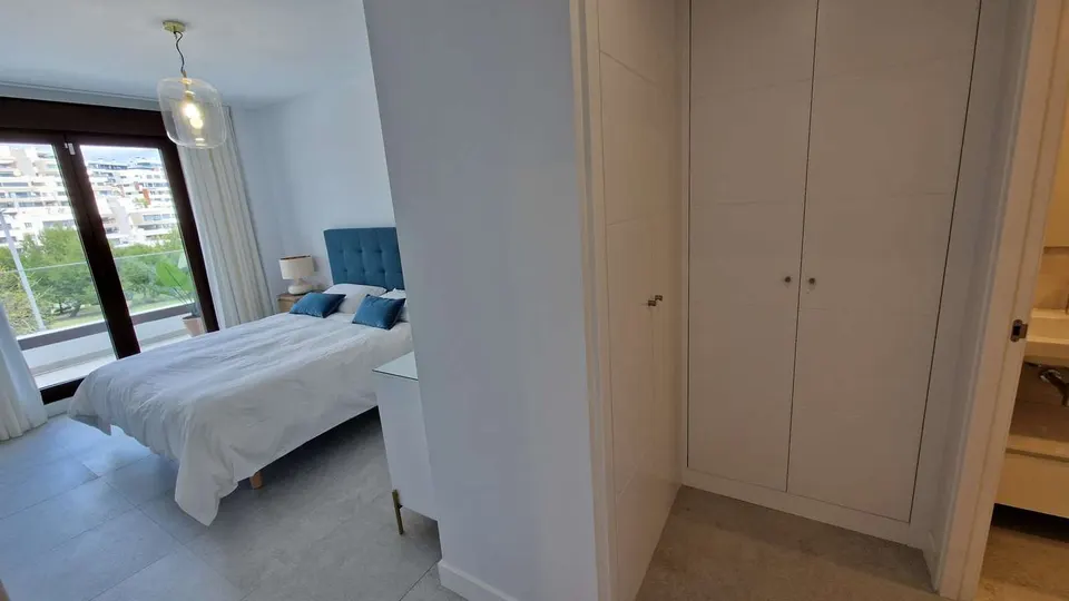 Apartament z basenem w Esteponie — zdjęcie