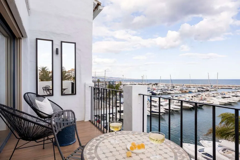 Penthouse z widokiem na marinę w Marbelli — zdjęcie