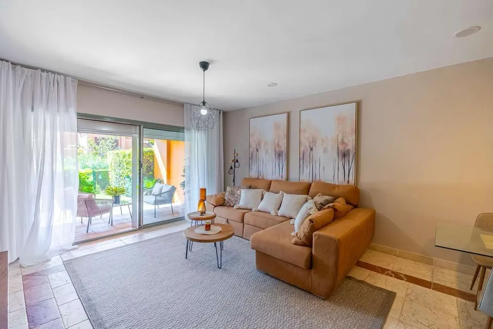 Apartament w zielonej urbanizacji w Esteponie — zdjęcie 4 z 16