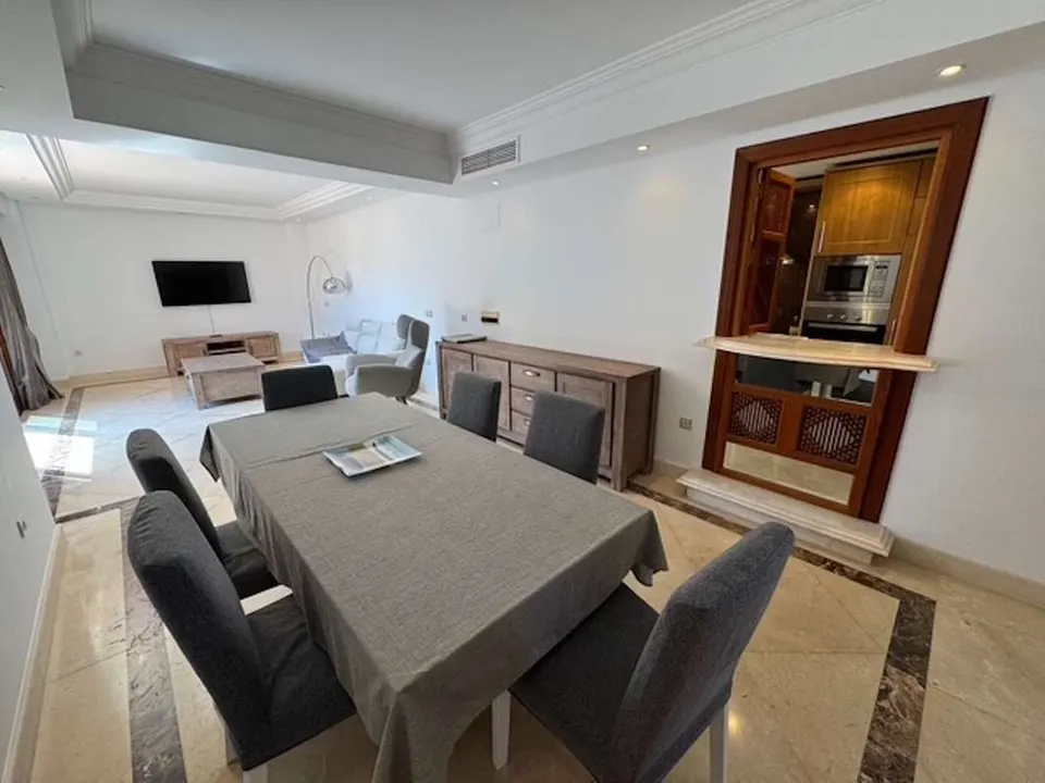Apartament z widokiem na morze w Esteponie — zdjęcie