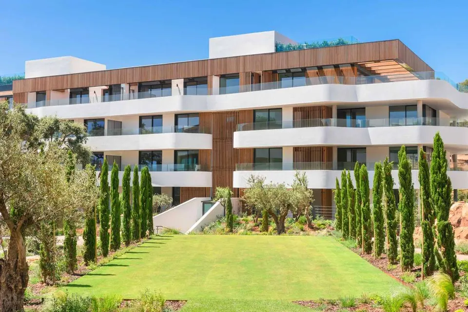 Apartament z prywatnym ogrodem w Sotogrande — zdjęcie