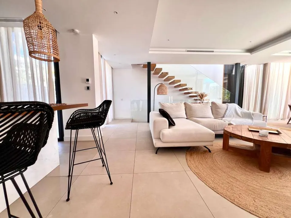 Willa z prywatnymi apartamentami w Esteponie — zdjęcie