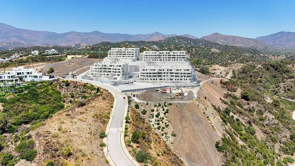 Apartament z prywatnym ogrodem w Esteponie — zdjęcie