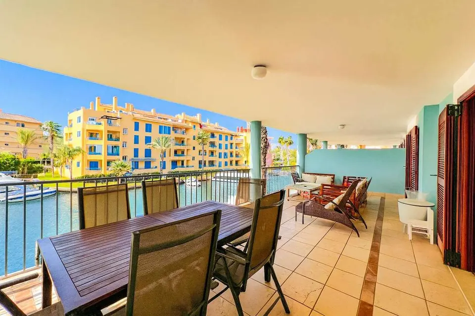 Apartament z widokiem na wodę w Sotogrande — zdjęcie