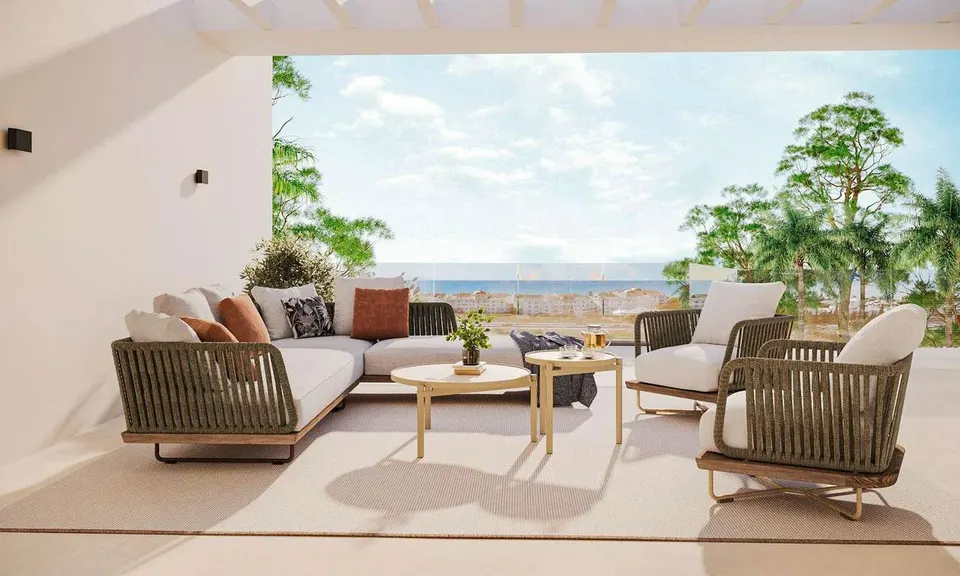 Apartament z prywatnym solarium w Esteponie — zdjęcie