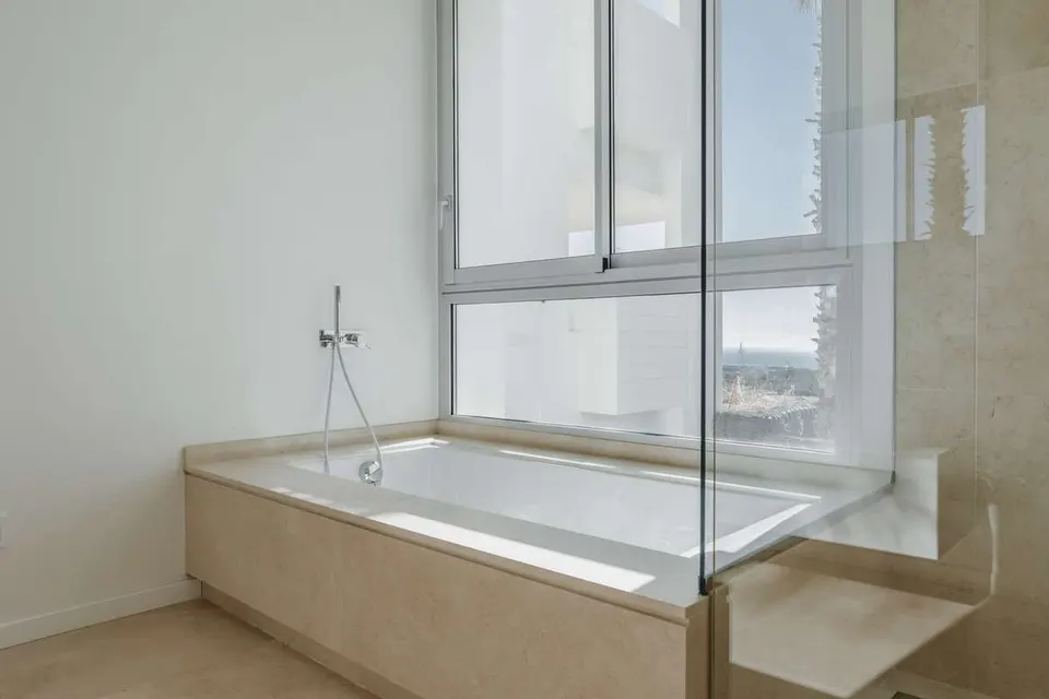 Apartament z tarasem w Benahavís — zdjęcie