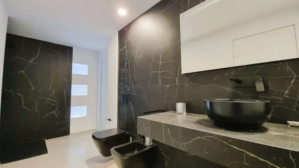 Apartament z widokiem na port w Marbelli — zdjęcie