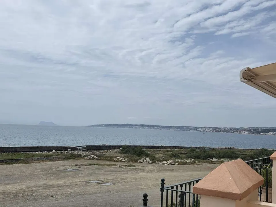 Dom szeregowy frontline beach w Esteponie — zdjęcie