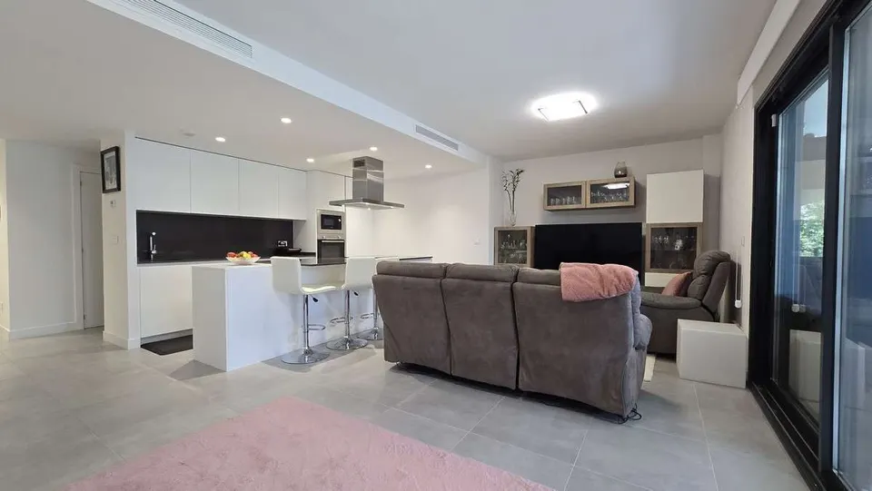 Apartament z basenem w Esteponie — zdjęcie