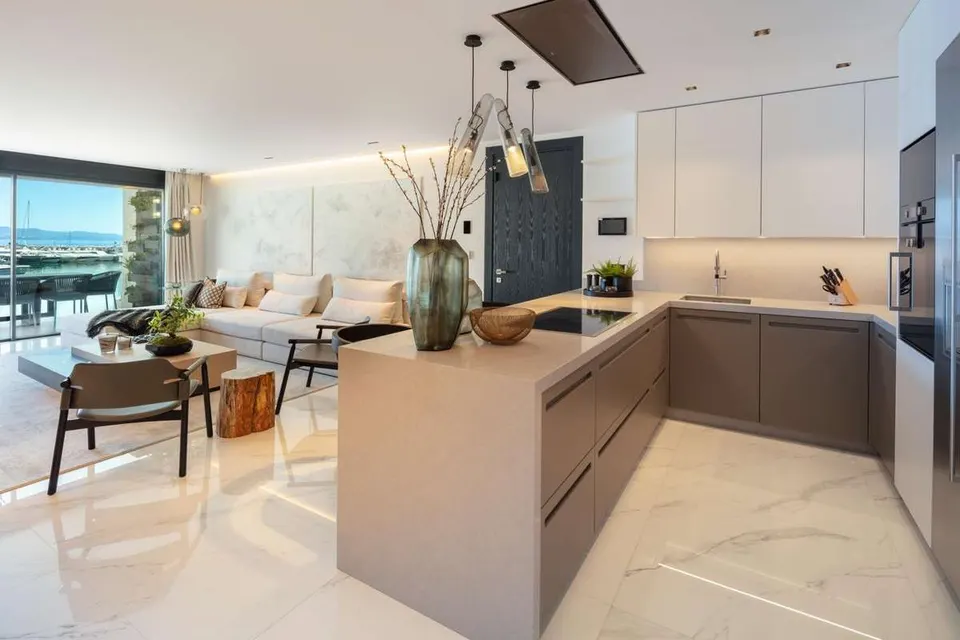 Apartament z widokiem na marinę w Marbelli — zdjęcie