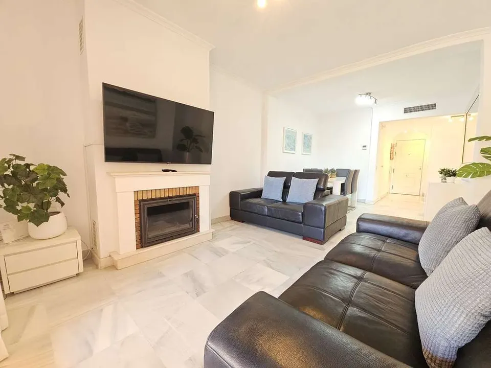 Apartament z prywatnym patio w Esteponie — zdjęcie