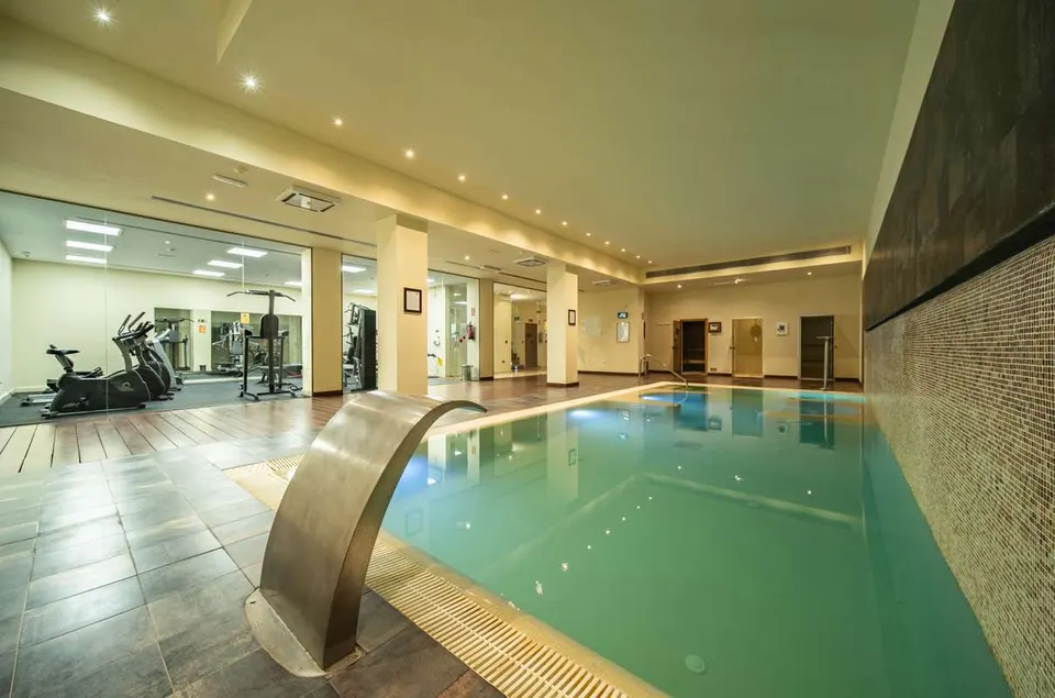 Apartament w kompleksie golfowym w Esteponie — zdjęcie