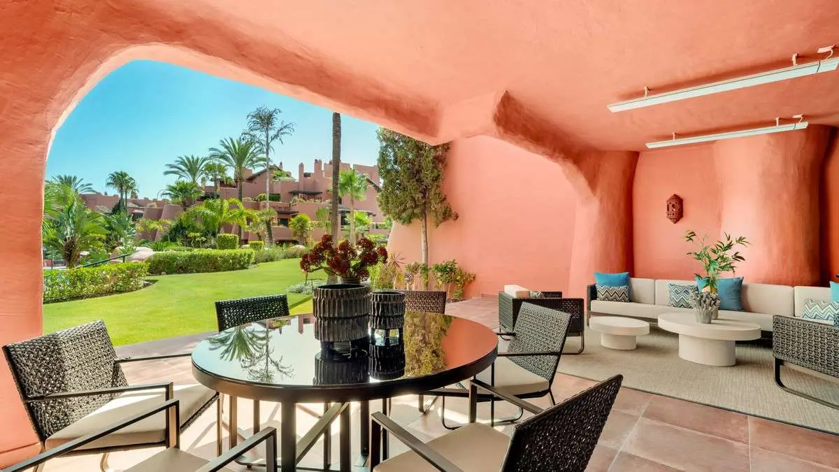 Apartament z widokiem na ogrody w Esteponie
