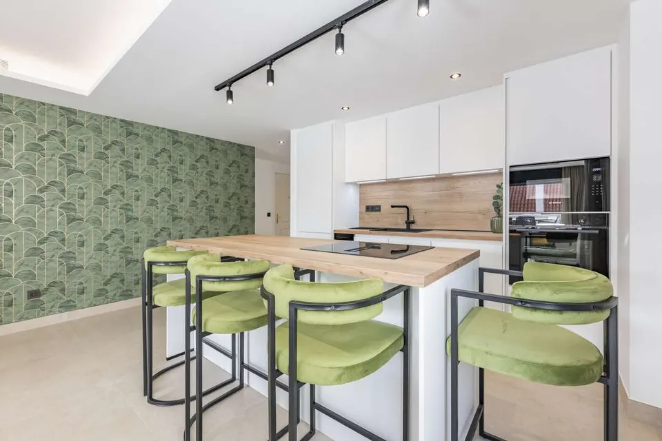 Apartament z kominkiem w Marbelli — zdjęcie