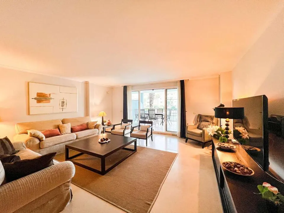 Apartament z widokiem na wodę w Sotogrande — zdjęcie