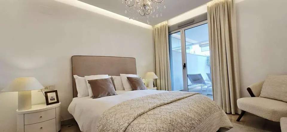 Apartament z ogrodem w Benahavís — zdjęcie