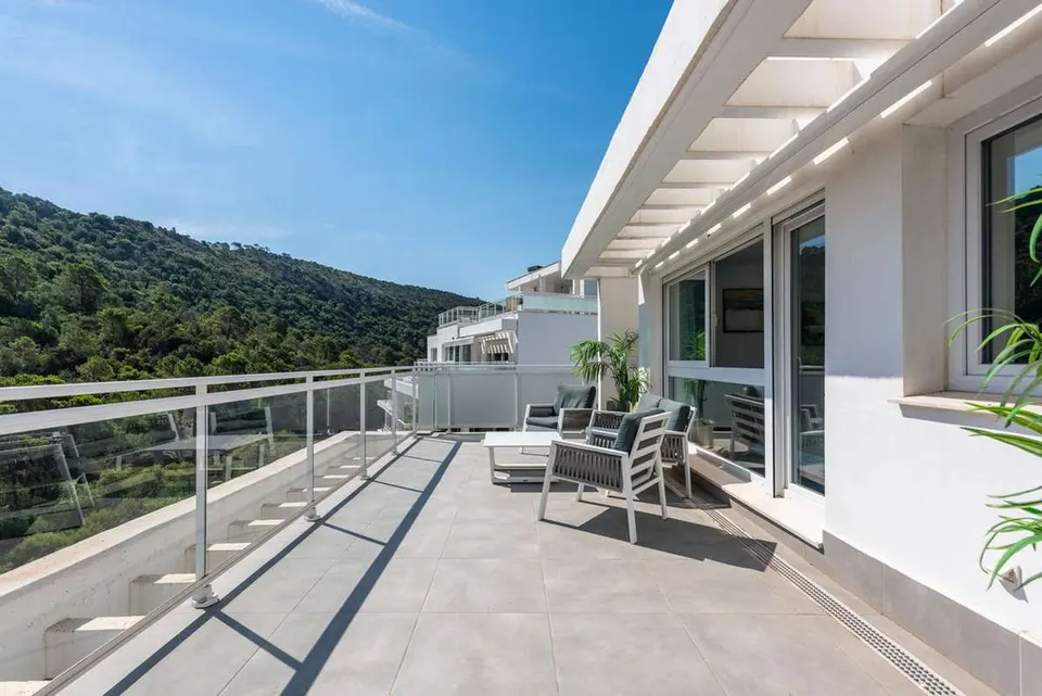 Penthouse z tarasem w Benahavís — zdjęcie