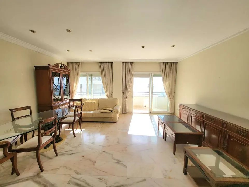 Apartament z widokiem na morze w Esteponie — zdjęcie