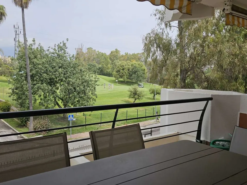 Apartament przy polu golfowym w Marbelli — zdjęcie