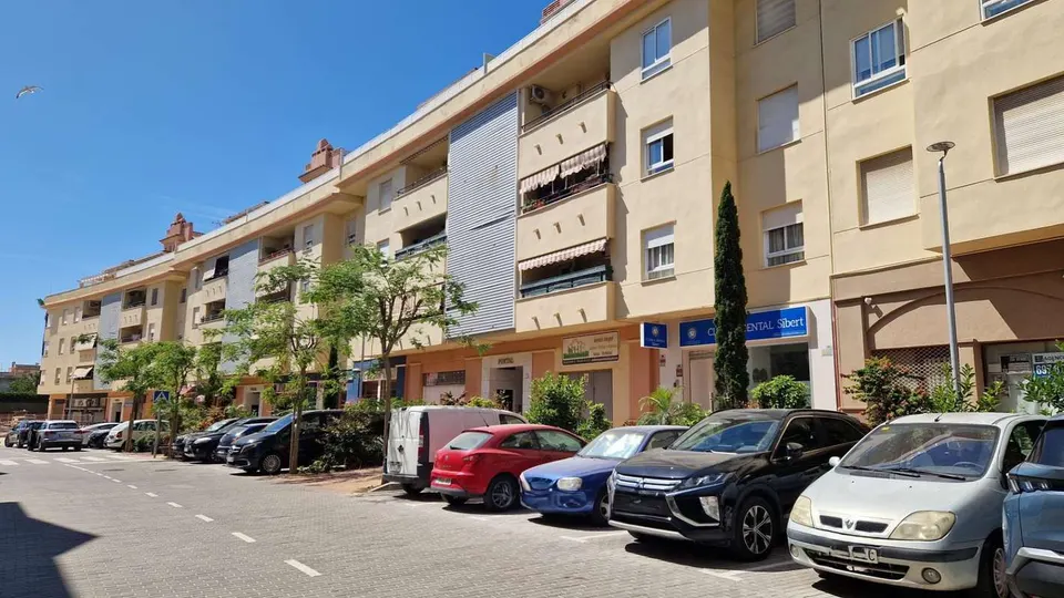 Apartament z garażem w Esteponie — zdjęcie