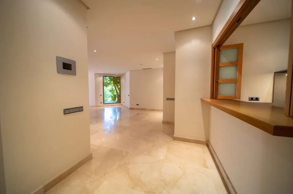 Apartament z prywatnym ogrodem w Marbelli — zdjęcie