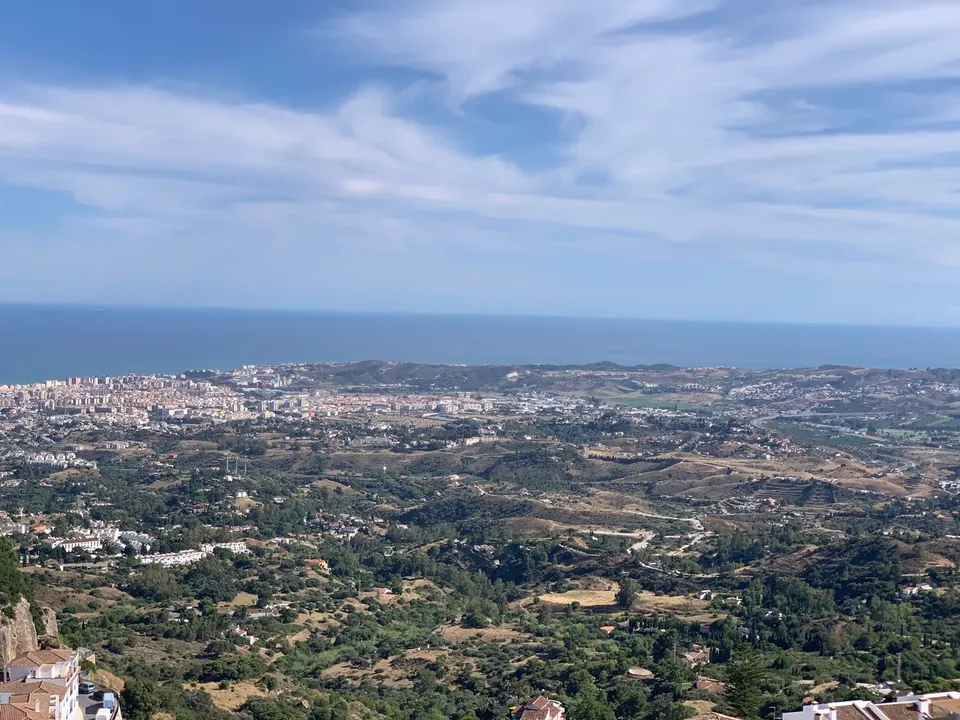 Willa z widokiem na morze w Mijas Pueblo — zdjęcie
