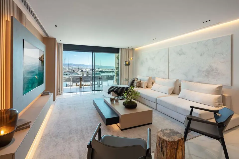 Apartament z widokiem na marinę w Marbelli — zdjęcie