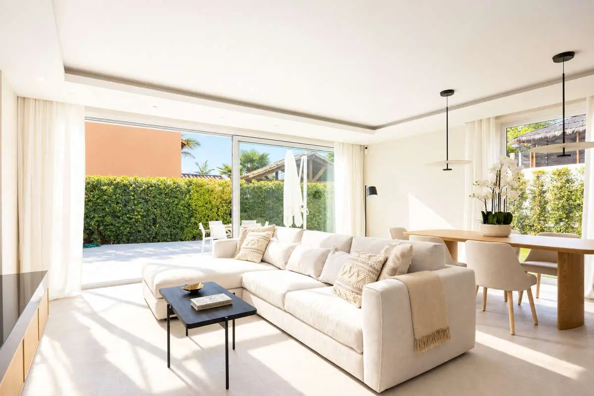 Dom szeregowy z designerskim wnętrzem w Esteponie — Dom szeregowy, Estepona