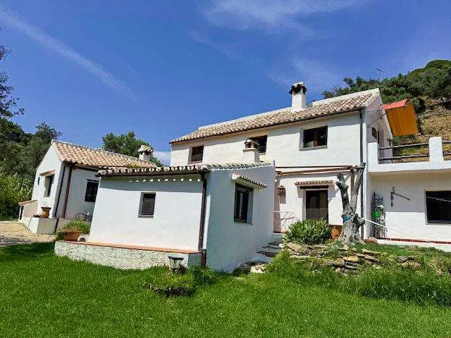 Dom wśród wzgórz w Casares — zdjęcie