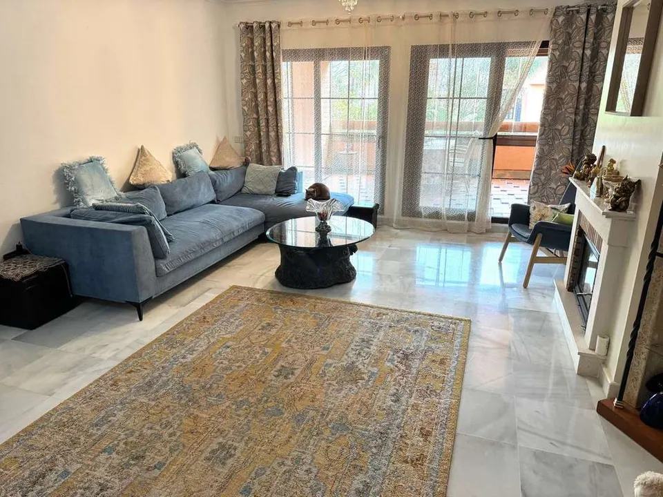 Apartament z widokiem na morze w Esteponie — zdjęcie