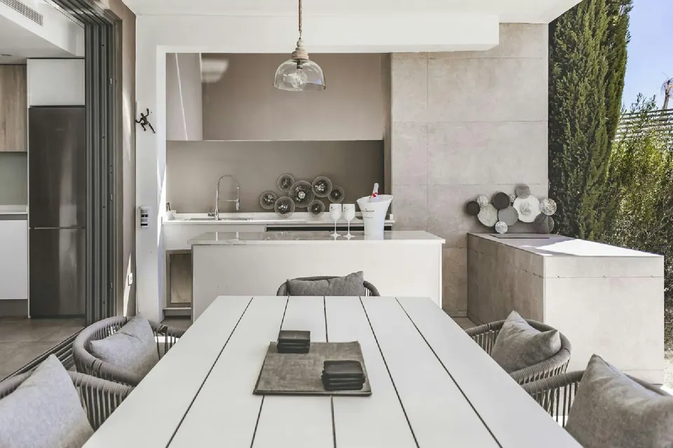 Apartament z ogrodem w Esteponie — zdjęcie