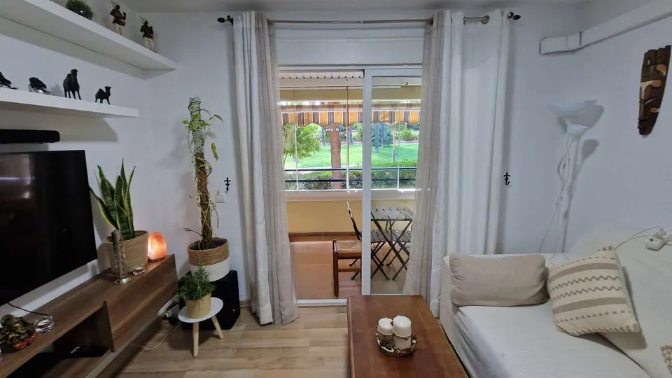 Apartament z garażem w Esteponie — zdjęcie