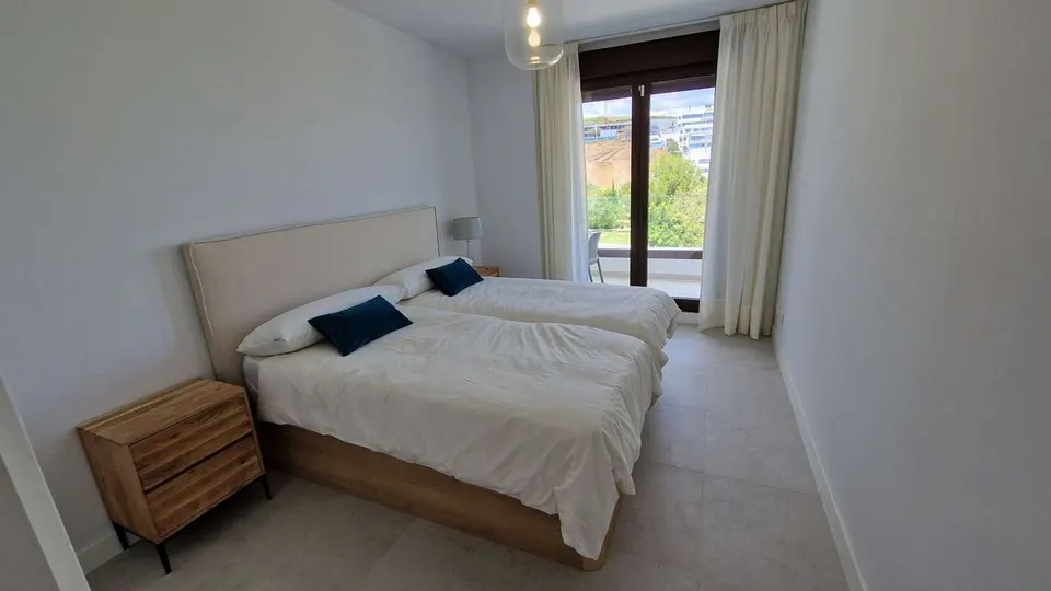 Apartament z basenem w Esteponie — zdjęcie