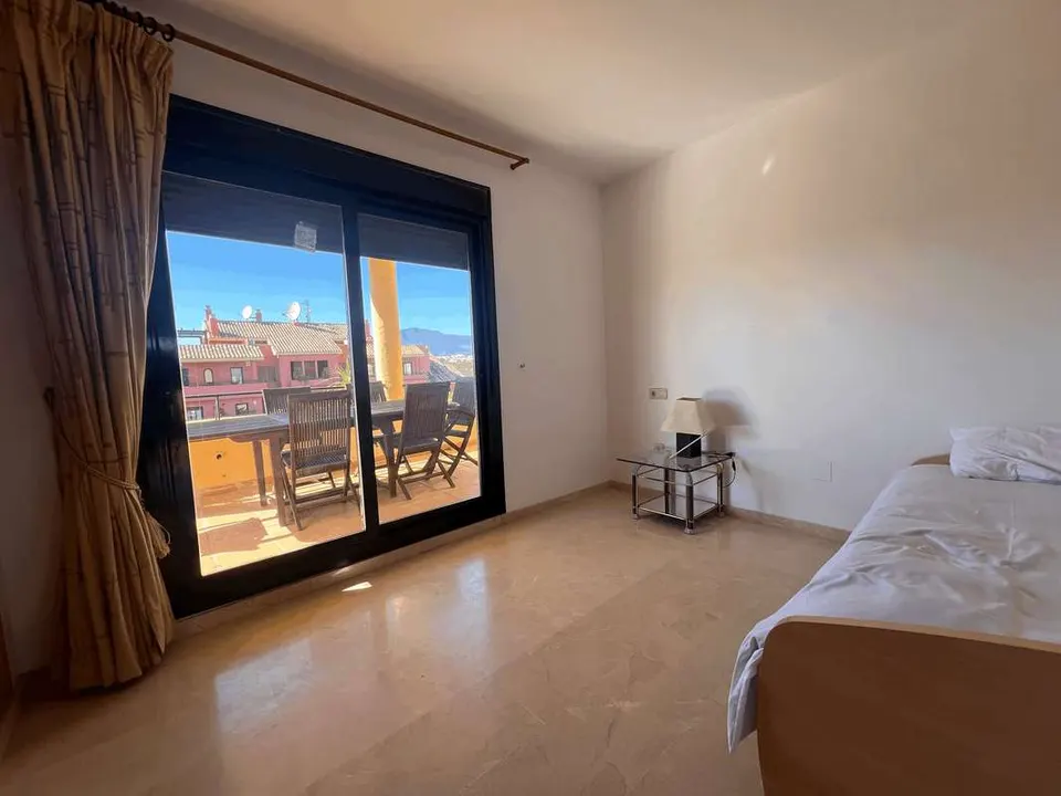 Apartament z basenem w Esteponie — zdjęcie