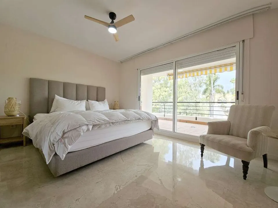 Apartament przy polu golfowym w Marbelli — zdjęcie