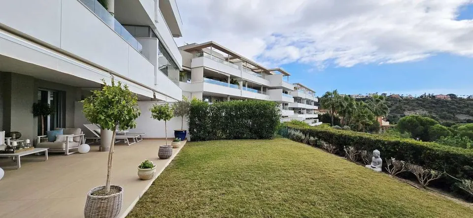 Apartament z ogrodem w Benahavís — zdjęcie