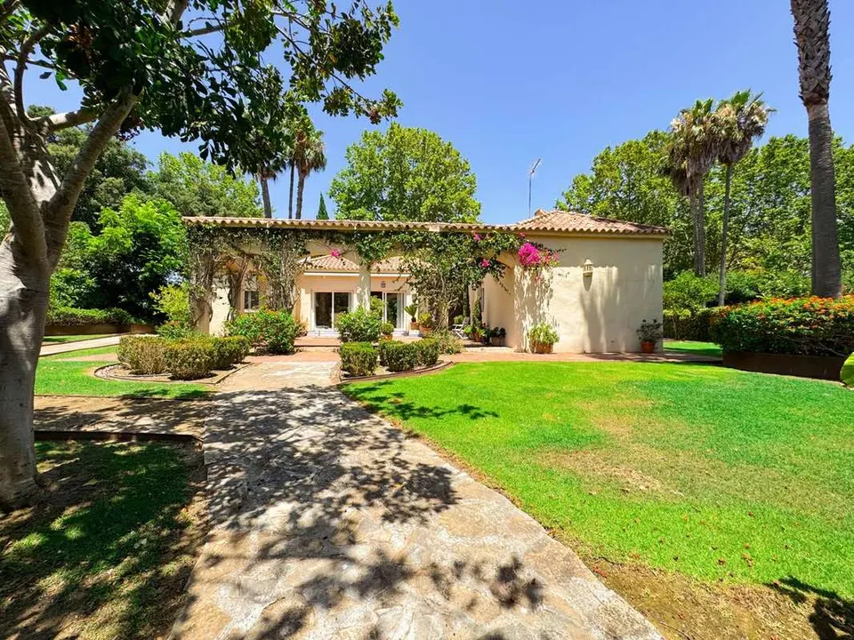 Willa z basenem w Sotogrande — zdjęcie