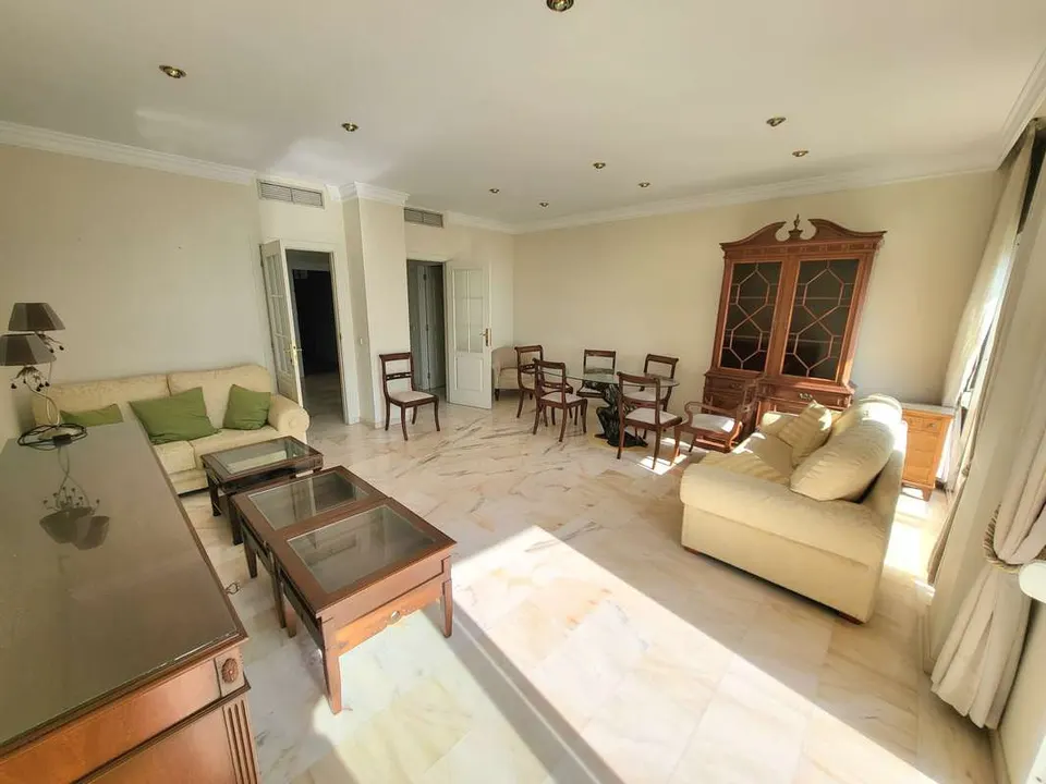 Apartament z widokiem na morze w Esteponie — zdjęcie